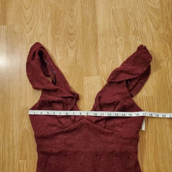 Lulus Ruffle Neck Lace Bodycon Mini Dress size Large in Burgundy - NEW - Picture 9 of 11
